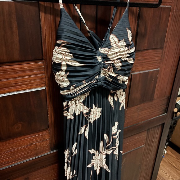 Floral Black Pleated Dress - Picture 4 of 6